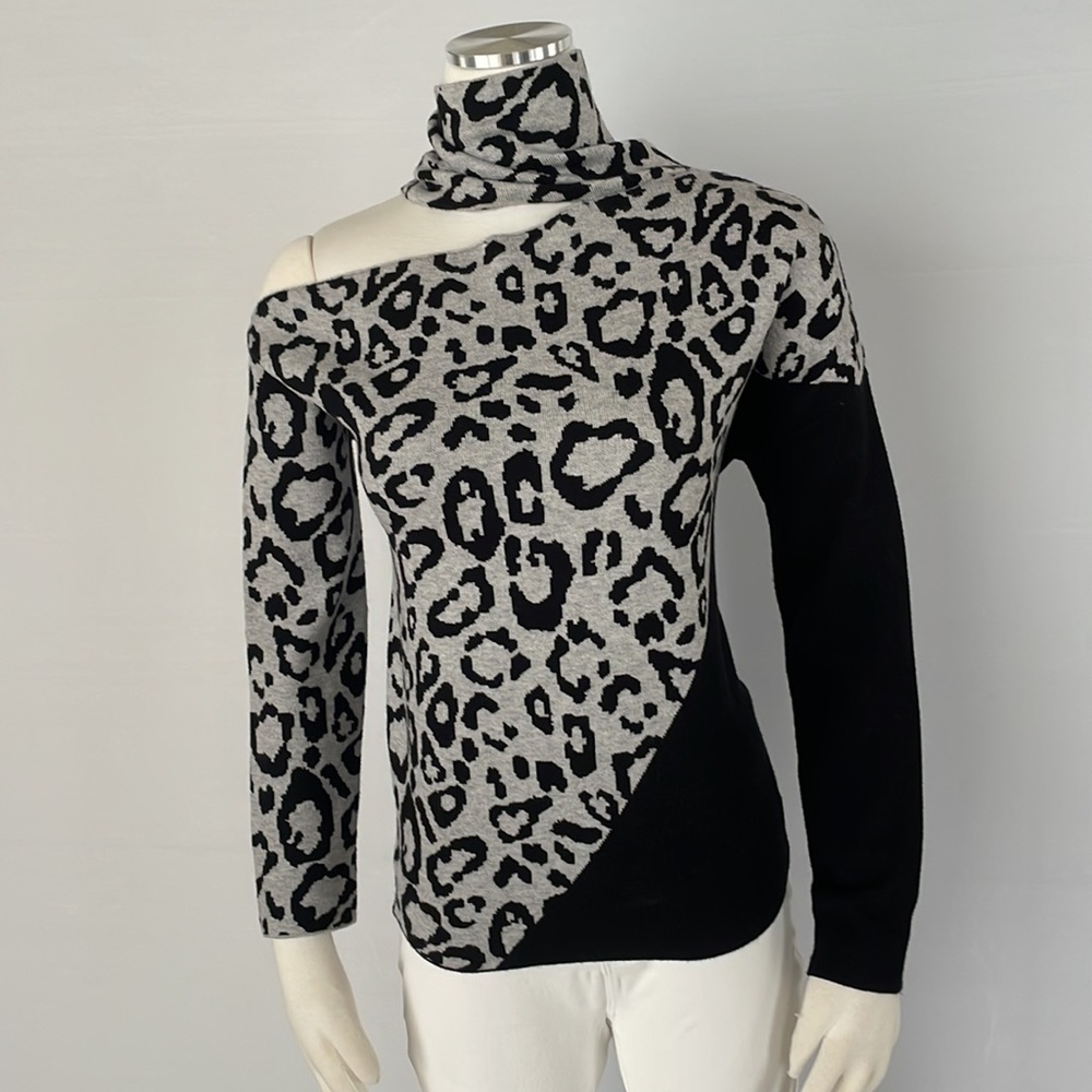 NWOT Venus Leopard Sweater Small